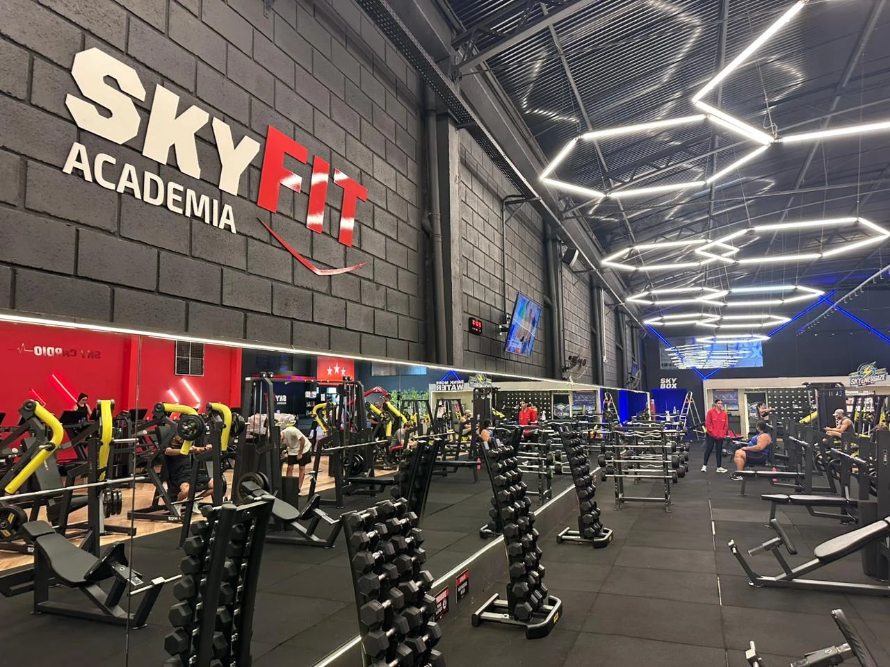 Área de treino da academia SKYFIT