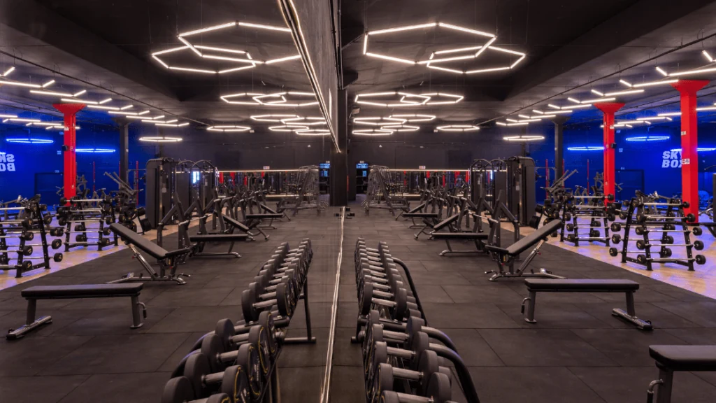 Interior da SKYFIT com equipamentos e iluminação geométrica
